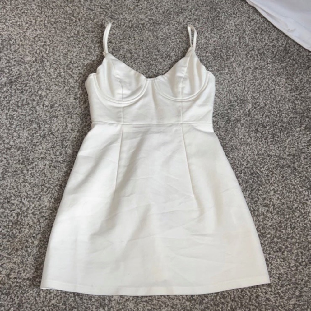 Princess polly novella dress size 4 (fits a size 24/25 waist)